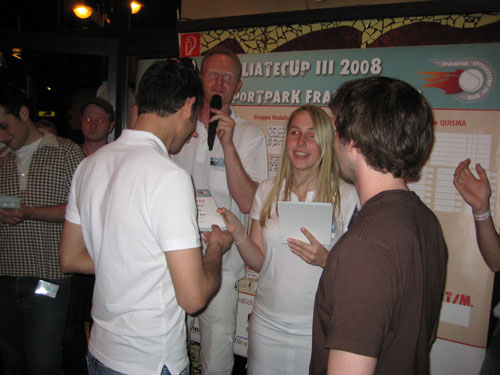 Die Urkunde wird überreicht