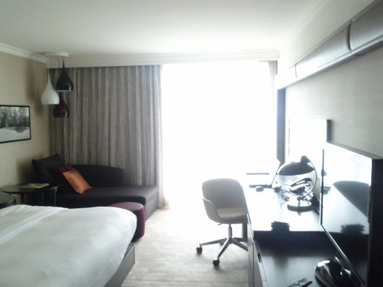 Hilton München - man beachte die Lampen links hinten.